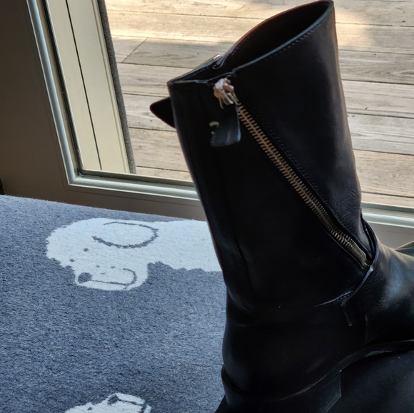 💃💯🎉HOST PICK🎉Chanel Boots 8.5 ladies. 11in high on right side /buckles/zips - Picture 13 of 17